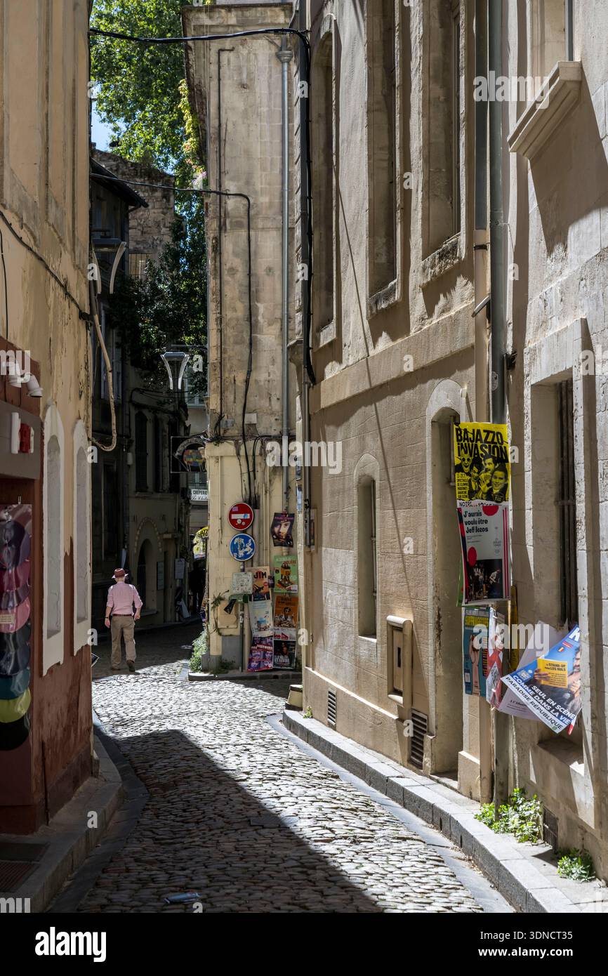 Frankreich, Vaucluse, Avignon, Rue de la Peyrolerie in der Altstadt mit Plakaten, die die Festivalshows ankündigen Stockfoto