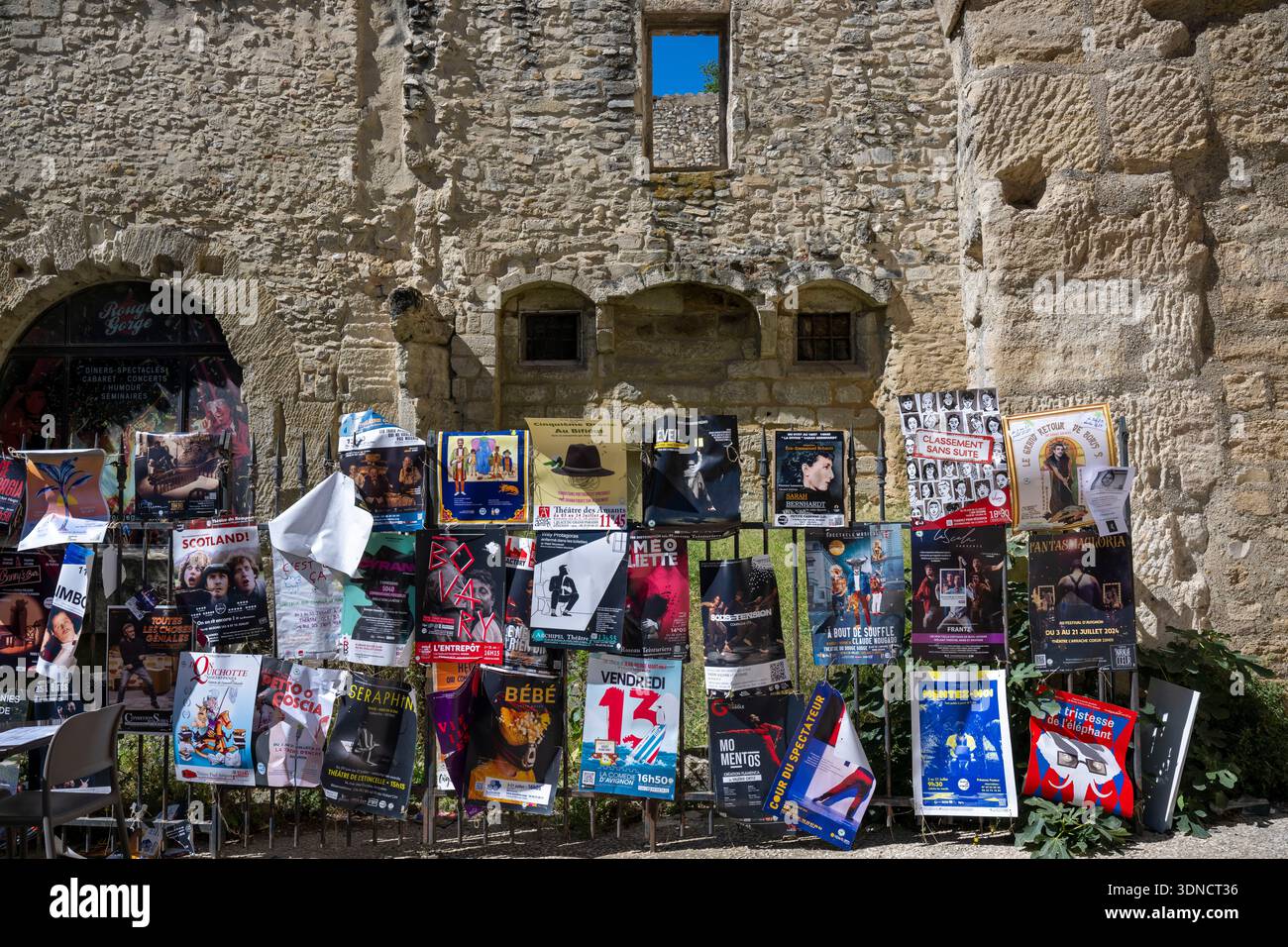 Frankreich, Vaucluse, Avignon, Rue de la Peyrolerie in der Altstadt mit Plakaten, die die Festivalshows ankündigen Stockfoto