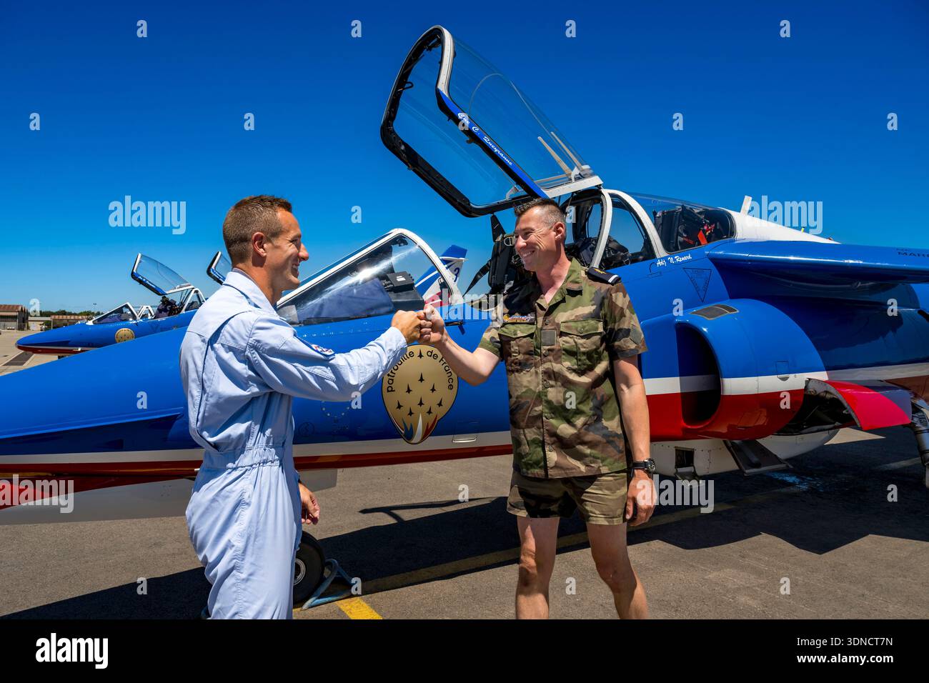 Frankreich, Bouches du Rhone, Salon de Provence, Luftbasis 701, Basis der Patrouille de France (PAF für Patrouille acrobatique de France) der französischen Luft- und Raumfahrtstreitkräfte, Kapitän Cédric Queyranne, der Pilot, grüßt den Adjudant Nicolas Renard, den Mechaniker, vor ihrem Alphajet Stockfoto