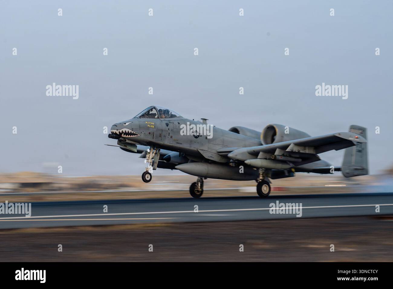Ein A-10C Thunderbolt II-Flugzeug der US Air Force, das der 75th Expeditionary Fighter Squadron zugeordnet ist, landet auf einer Basis im US Central Command Area of Stockfoto