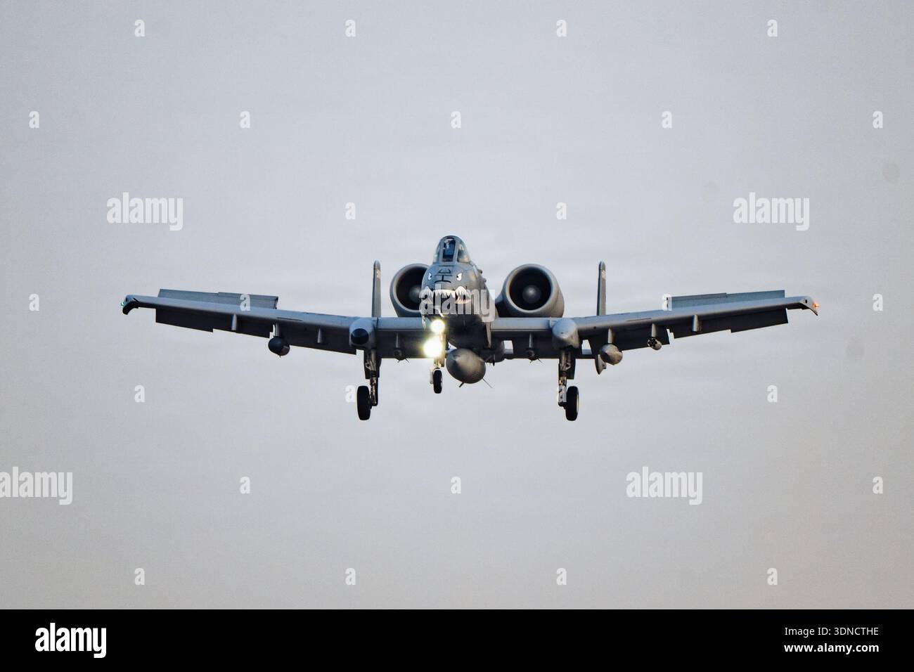 Ein A-10C Thunderbolt II-Flugzeug der US Air Force, das der 75th Expeditionary Fighter Squadron zugeordnet ist, bereitet sich auf die Landung auf einer Basis in der US Central Comm vor Stockfoto