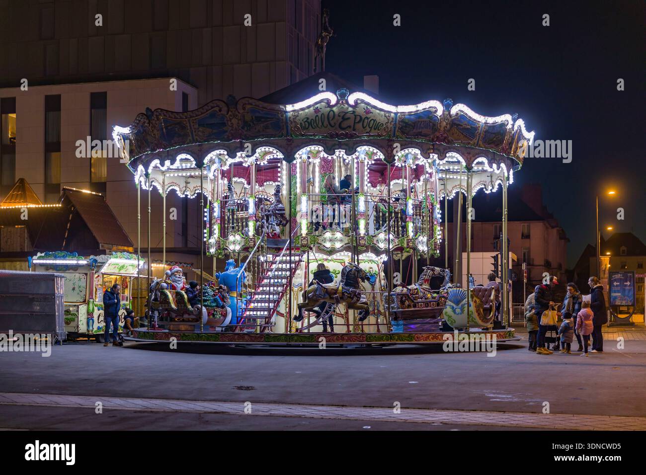 Frankreich, Indre et Loire, Loire-Tal, das von der UNESCO zum Weltkulturerbe erklärt wurde, Tours, Karussell bei Nacht während der Weihnachtsfeiertage Stockfoto
