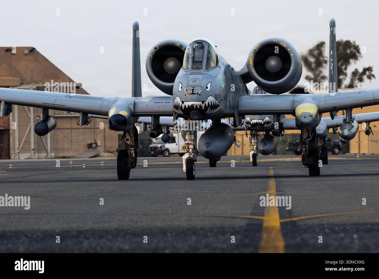 Ein A-10C Thunderbolt II-Flugzeug der US Air Force, das der 75th Expeditionary Fighter Squadron zugewiesen wurde, befindet sich auf einer Basis im US Central Command Area of Stockfoto