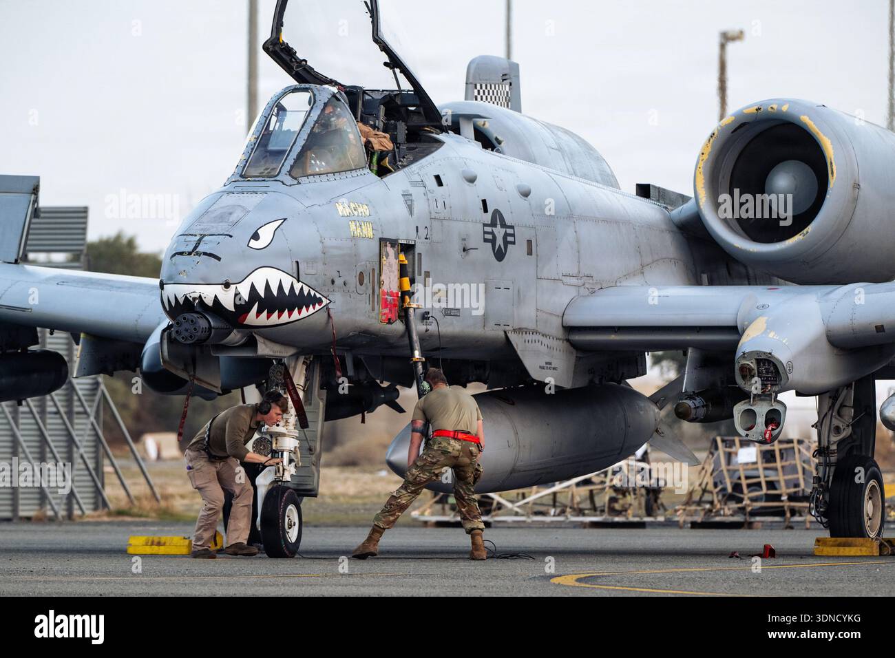 Die Besatzungsoberhäupter der US Air Force 75th Expeditionary Fighter Generation Squadron führen eine Inspektion nach dem Flug an einem A-10C Thunderbolt II Flugzeugschiff durch Stockfoto