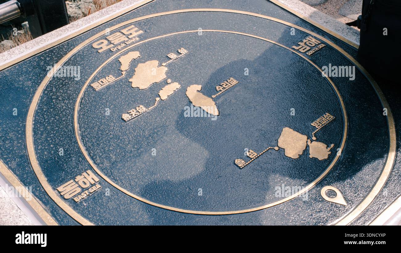BUSAN, SÜDKOREA - 18. APRIL 2025: Am Eingang des Skywalk wurde eine bronzene Landkarte mit Oryukdo-Inseln angebracht, die geographische Informationen liefert Stockfoto