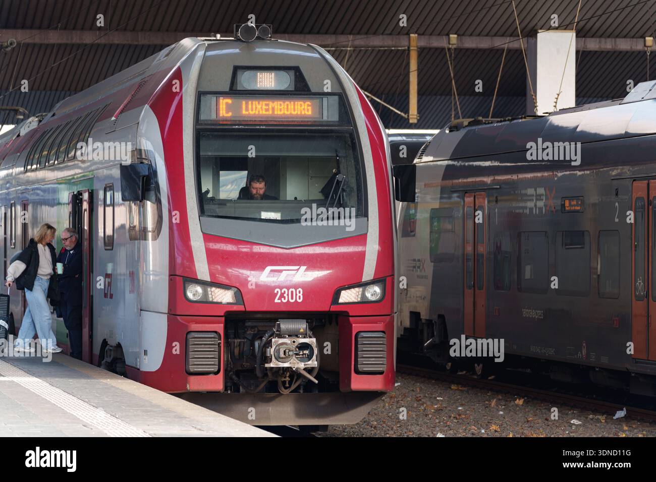 CFL Intercity-Zug nach Luxemburg vom Bahnsteig Düsseldorf Hauptbahnhof Stockfoto