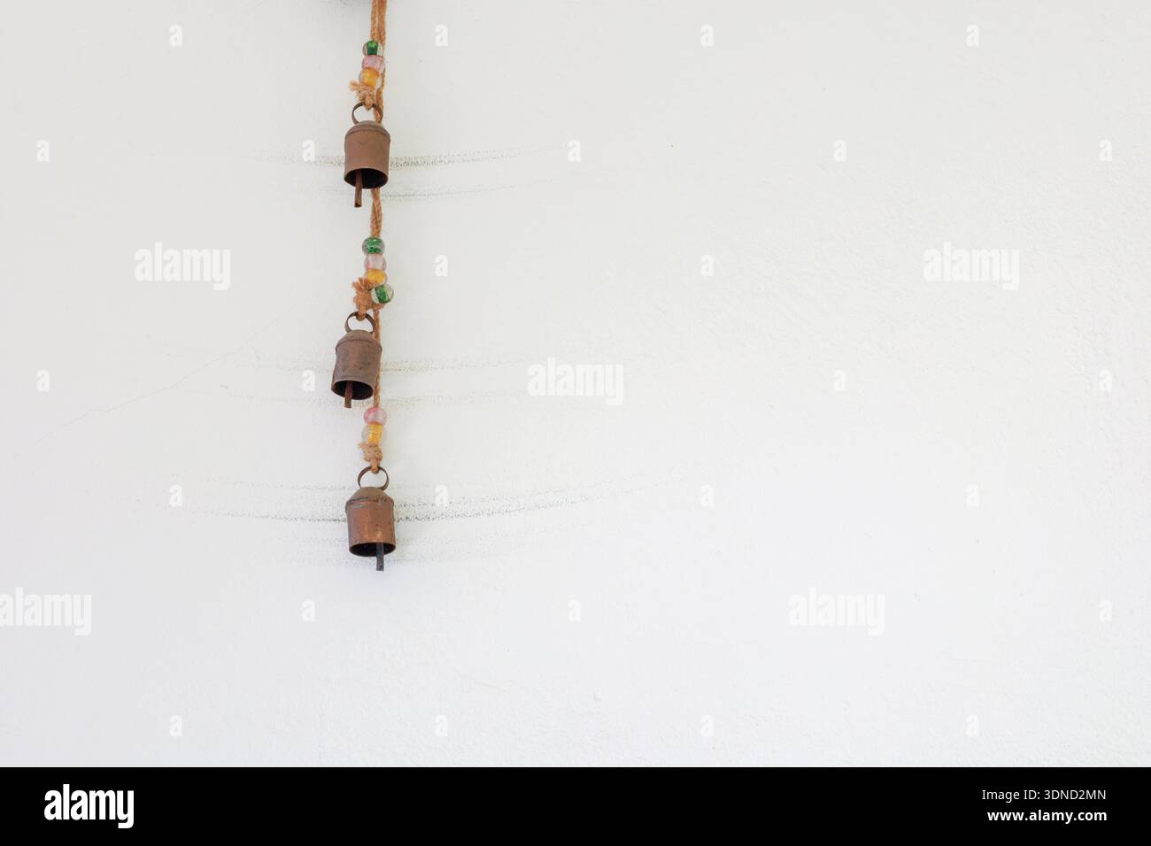Handgefertigte Glocken mit natürlichen Materialien, die als spirituelle Wohnkultur verwendet werden, ideal für einen achtsamen und ruhigen Raum. Stockfoto