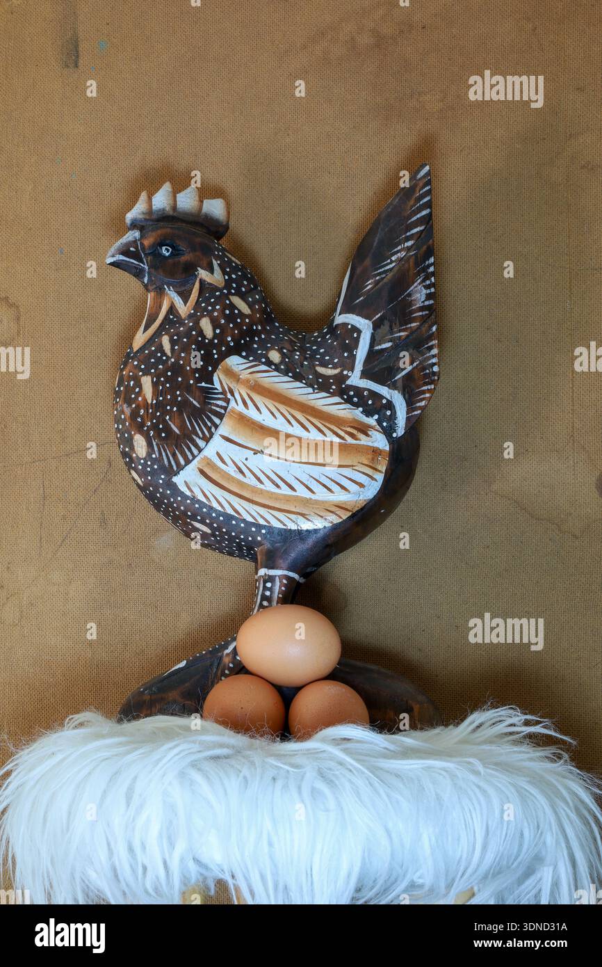 Traditionelle ländliche Dekoration interpretiert als visuelle Metapher für Fruchtbarkeit, Nahrungsmittelproduktion und die Kommerzialisierung von Tieren. Stockfoto
