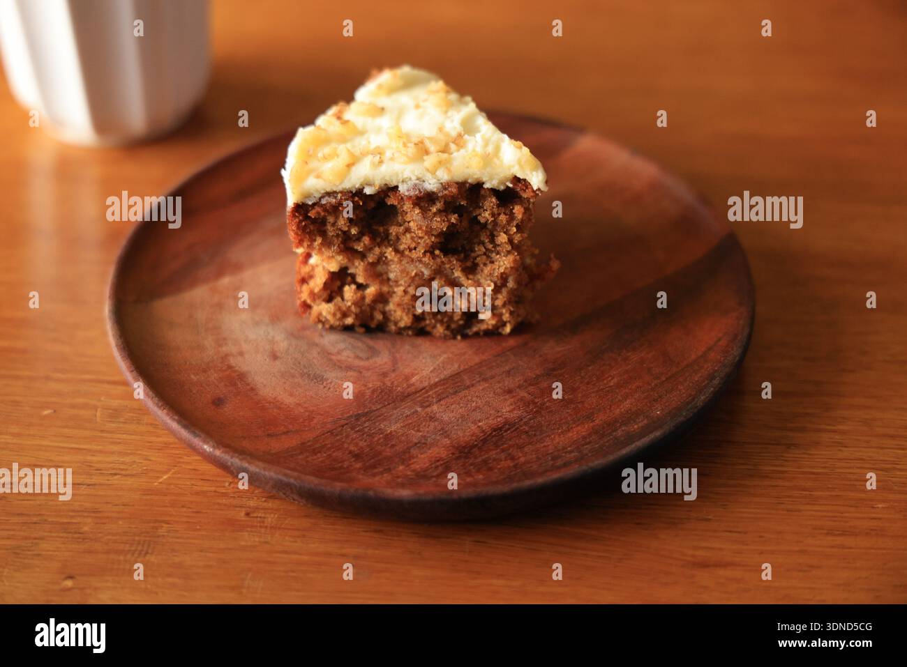 Karottenkuchen und Kaffee Stockfoto