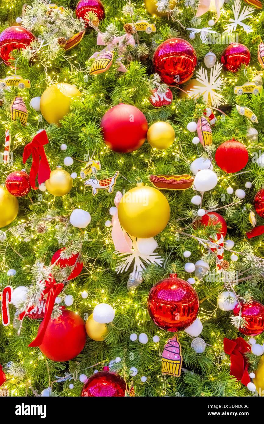 Frankreich, Paris, Weihnachtsdekoration auf einem Baum Stockfoto