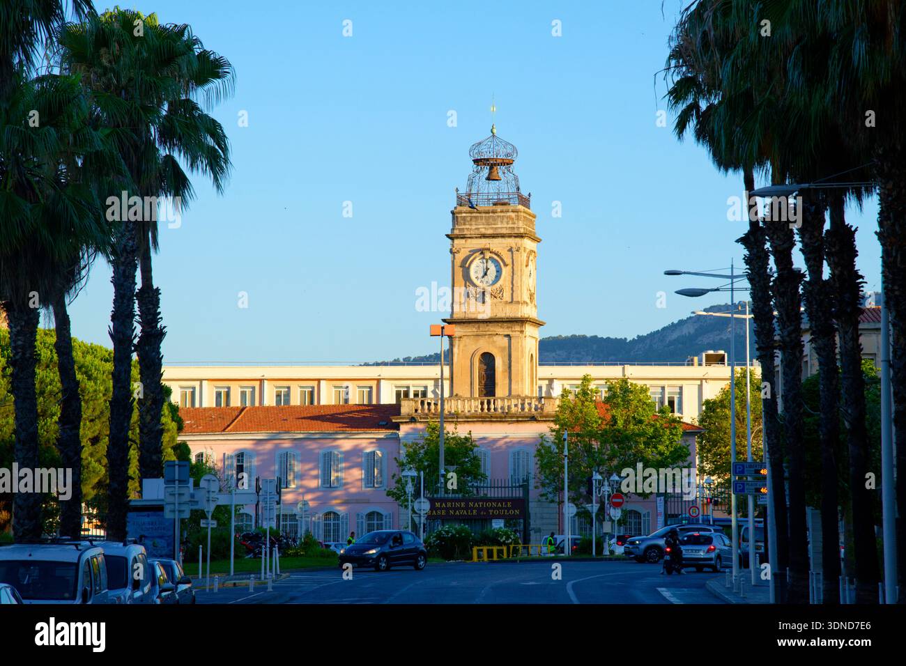 Frankreich, Var, Toulon, Eingang Arsenal auf der Stadtseite und Uhrenturm Stockfoto