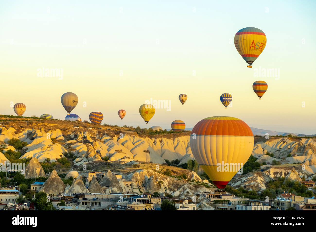 Türkei, Zentralanatolien, Provinz Nevsehir, Kappadokien, Goreme, Start des Heißluftballons bei Sonnenaufgang Stockfoto