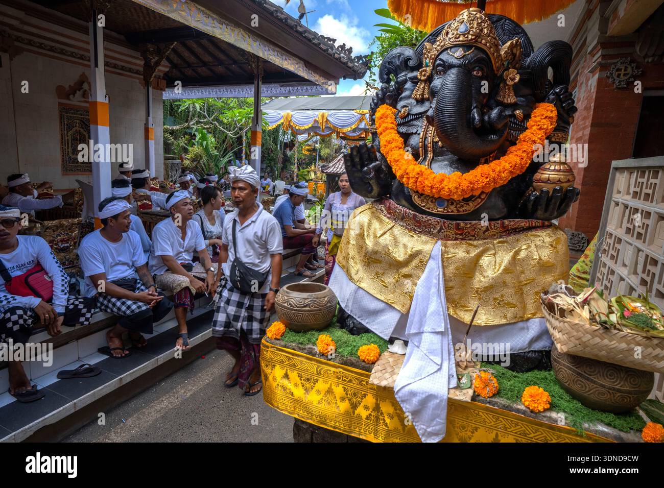 Indonesien, Bali, religiöse Familientreffen, Ganesh-Statue Stockfoto
