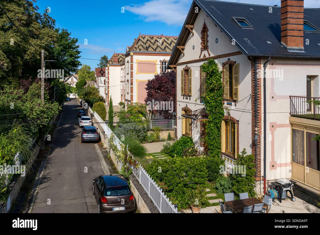 Frankreich, Cote d'Or, Climats Terroirs von Burgund, die von der UNESCO zum Weltkulturerbe erklärt wurden, Beaune, Fondet Villenentwicklung, die Ende des 19. Jahrhunderts erbaut wurde (aus der Vogelperspektive) Stockfoto