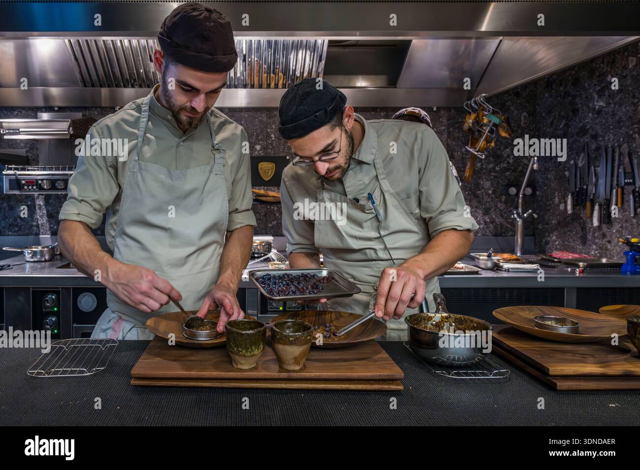 Frankreich, Cote d'Or, Dijon, von der UNESCO zum Weltkulturerbe erklärt, Cibo Restaurant von Michelin-Sternekoch Angelo Ferrigno, hier in seiner Küche Stockfoto