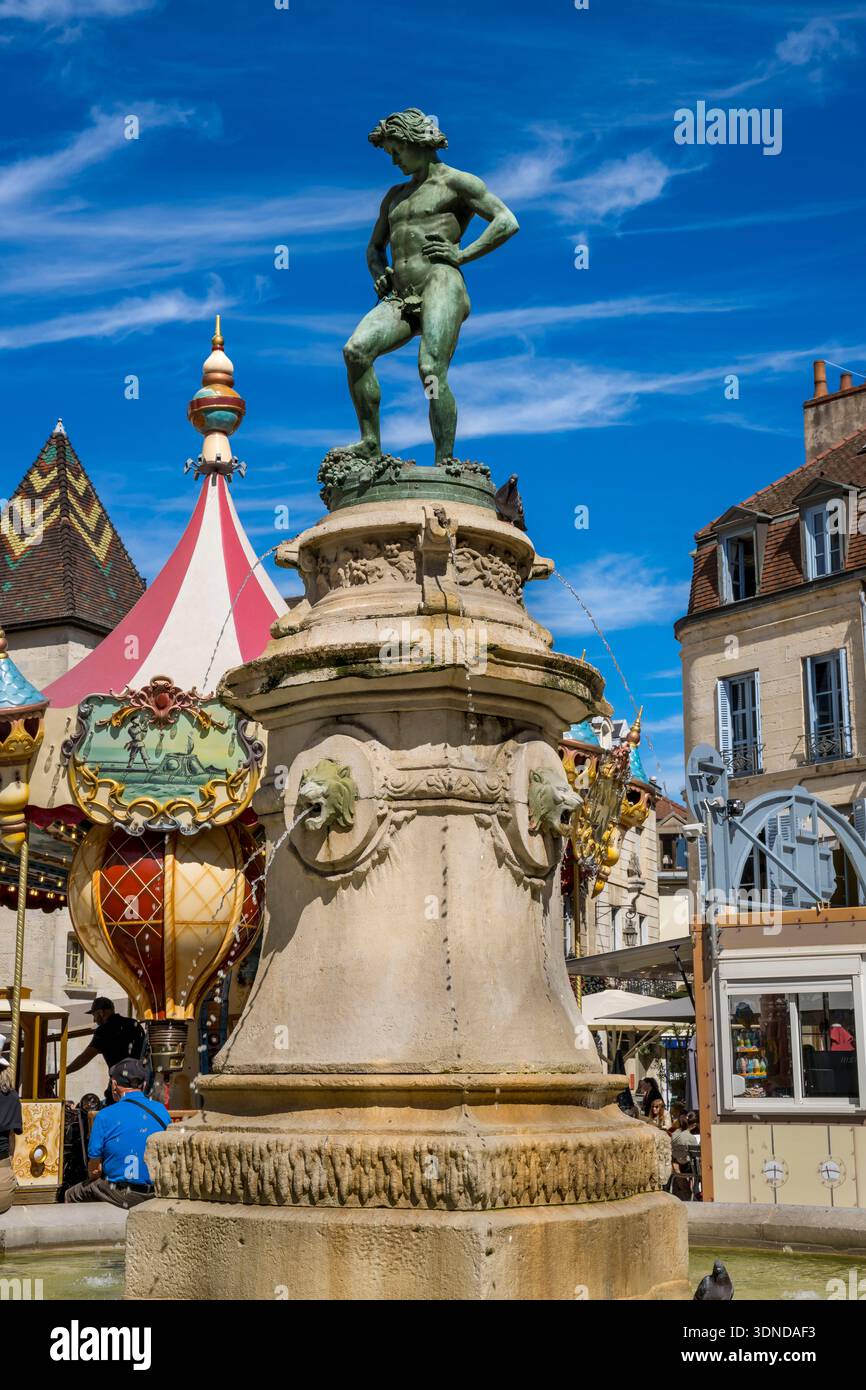Frankreich, Cote d'Or, Dijon, von der UNESCO zum Weltkulturerbe erklärt, Bareuzai-Brunnen mit der Bronzeskulptur The Harvester auf den Trauben Stockfoto