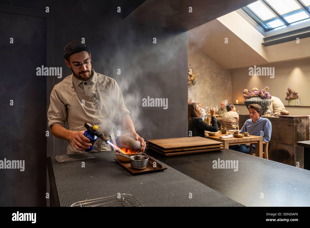 Frankreich, Cote d'Or, Dijon, von der UNESCO zum Weltkulturerbe erklärt, Cibo Restaurant von Michelin-Sternekoch Angelo Ferrigno, hier in seiner Küche Stockfoto