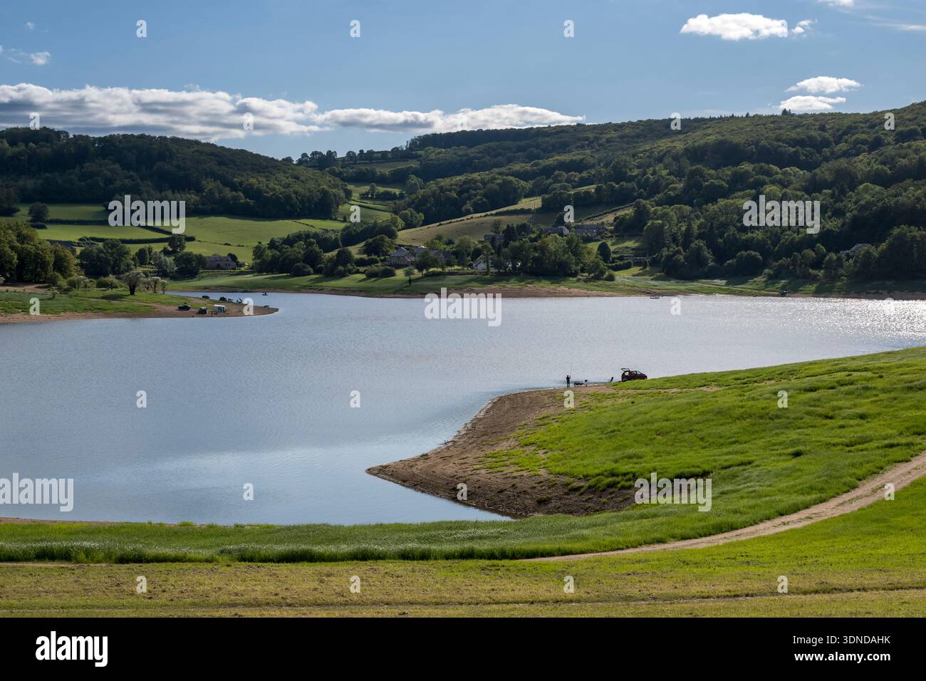Frankreich, Nievre, regionaler Naturpark Morvan, Chaumard, Pannecière See, Angler am See Stockfoto