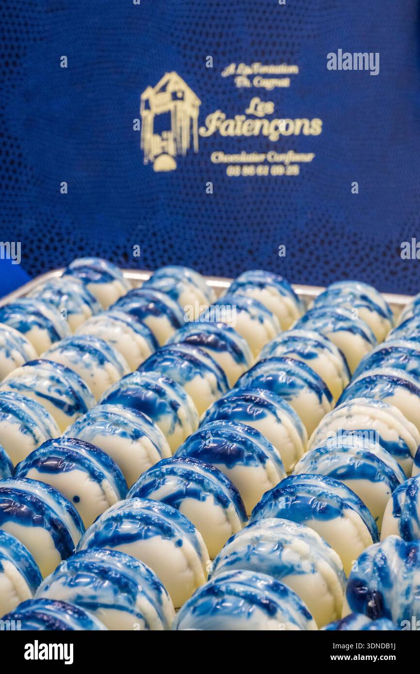 Frankreich, Nièvre, Nevers, Patissier Chocolatier A La Tentation, die Fayencons (Bezug auf Steingut), zarte weiße Schokolade mit Indigo-Highlights, erfunden vom Konditor Thierry Cagnat Stockfoto