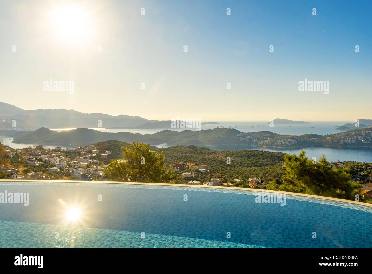 Türkei, Mittelmeerraum, Türkisküste, Lycia, Provinz Antalya, Infinity Pool über Kas Stockfoto