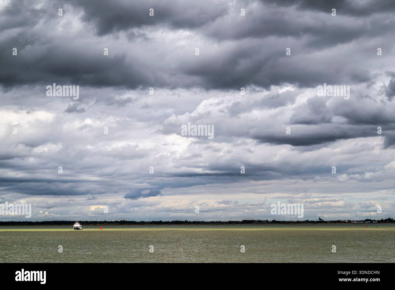 Frankreich, Somme, Baie de Somme, Le Hourdel, nach einem grauen Tag erleuchtet eine Pause in den Wolken die Bucht von Le Hourdel. Stockfoto