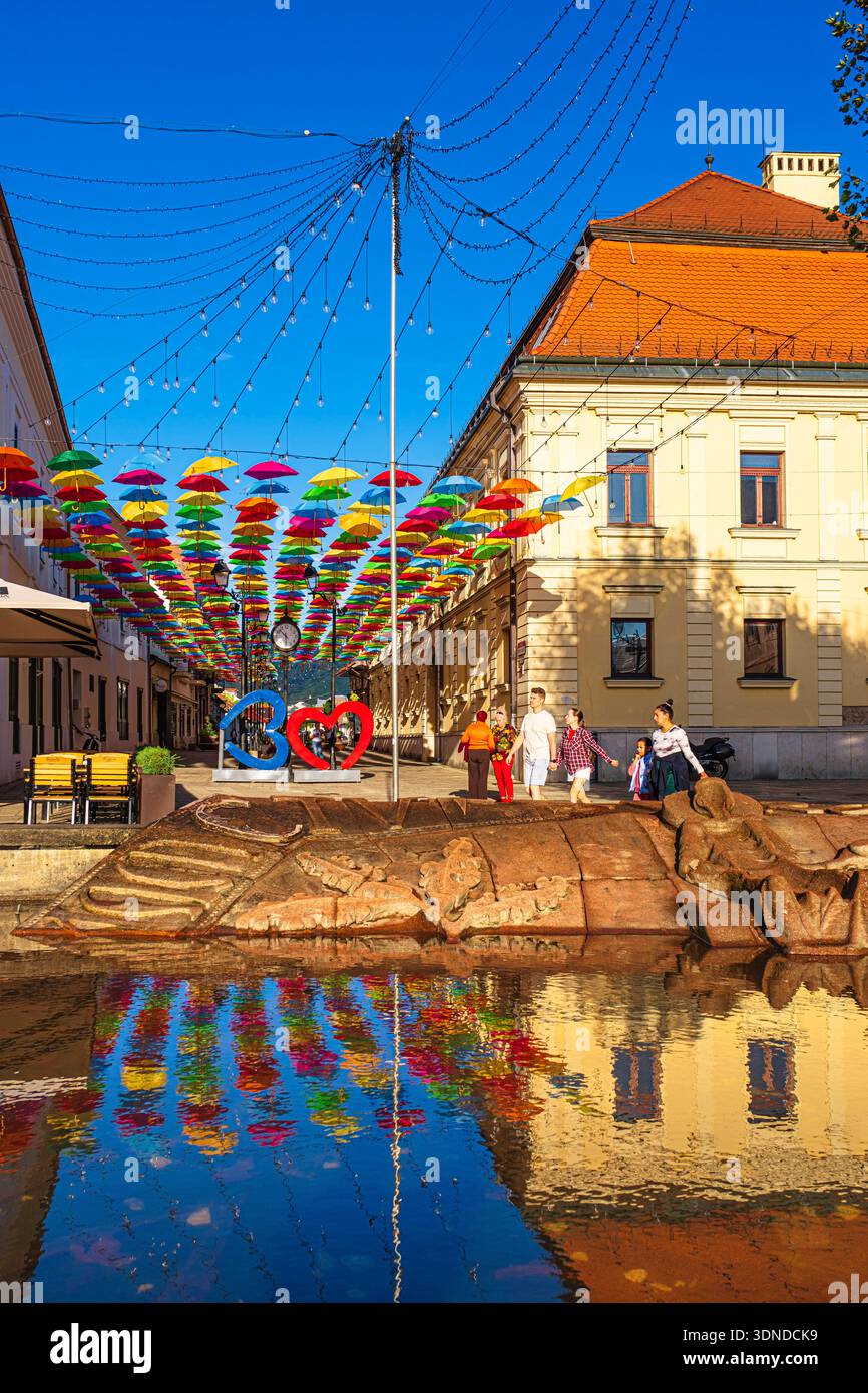 Rumänien, Region Maramures, Baia Mare, Freiheitsplatz (Piața Libertății) im Herzen der Altstadt, Brunnen Rivulus Dominarum (Fluss der Damen), ehemaliger lateinischer Name der Stadt Stockfoto