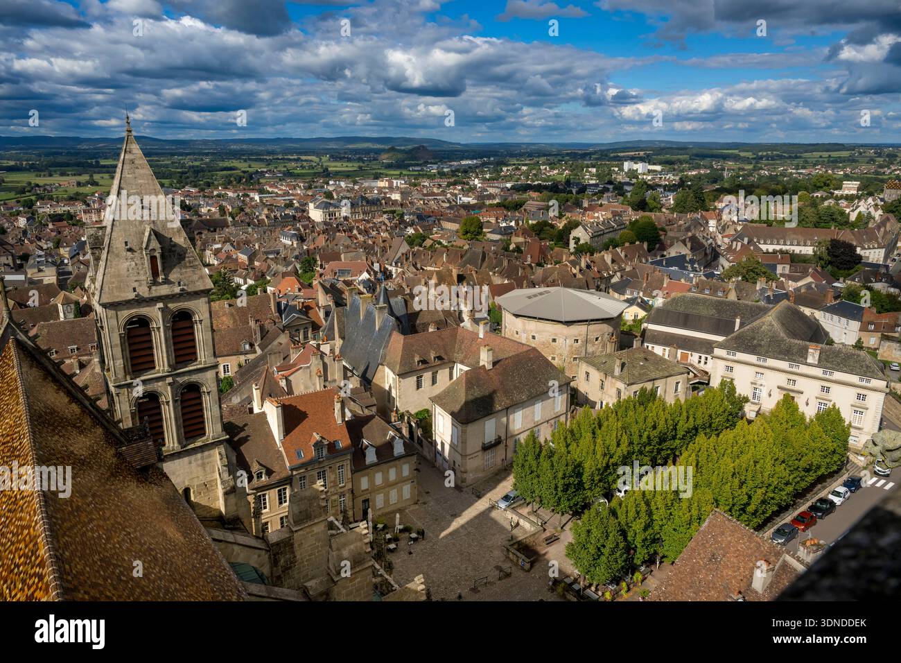 Frankreich, Saone et Loire, Autun, das heutige Rolin-Museum auf der linken Seite wird auf die beiden benachbarten Gebäude erweitert, die an den Place Saint-Louis Grenzen: Das kreisförmige Gefängnis aus dem 19. Jahrhundert und das ehemalige Justizpalais auf der rechten Seite Stockfoto