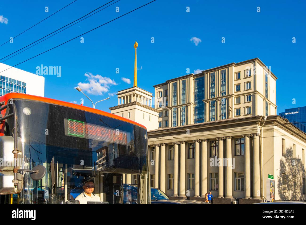 Mongolei, Ulan Bator, Außenministerium und Linienbus Stockfoto