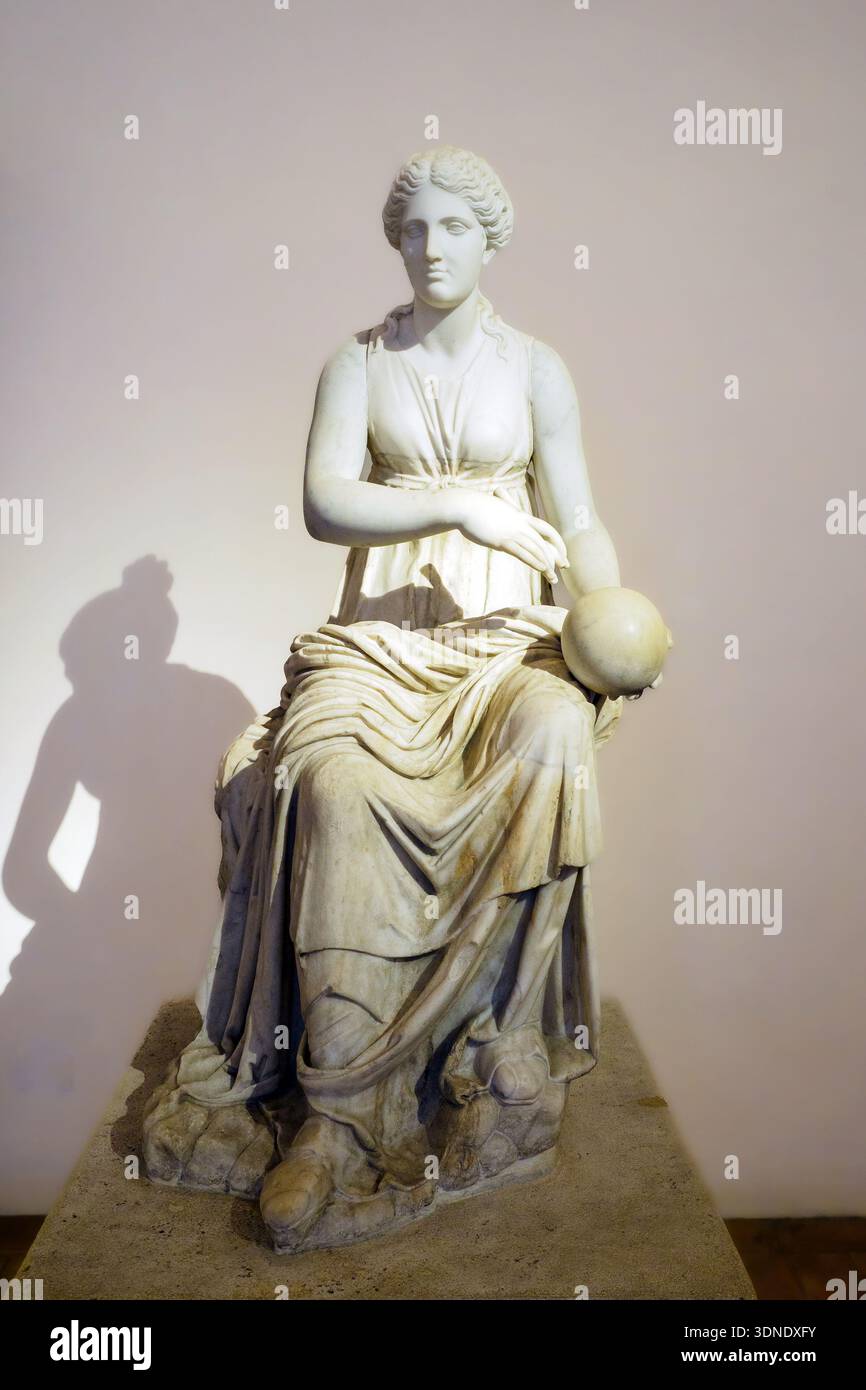 Statue von Urania - Pentelistischer Marmor, Carrara-Marmor für die Restaurationen - diese Statue, eine römische Kopie des 1. Jahrhunderts n. Chr., ist inspiriert von der Uranie der Gruppe der neun Musen, die von Philipp von Rhodos im 2. Jahrhundert v. Chr. geschaffen wurden - Palazzo Altemps, Museo Nazionale Romano - Rom, Italien Stockfoto