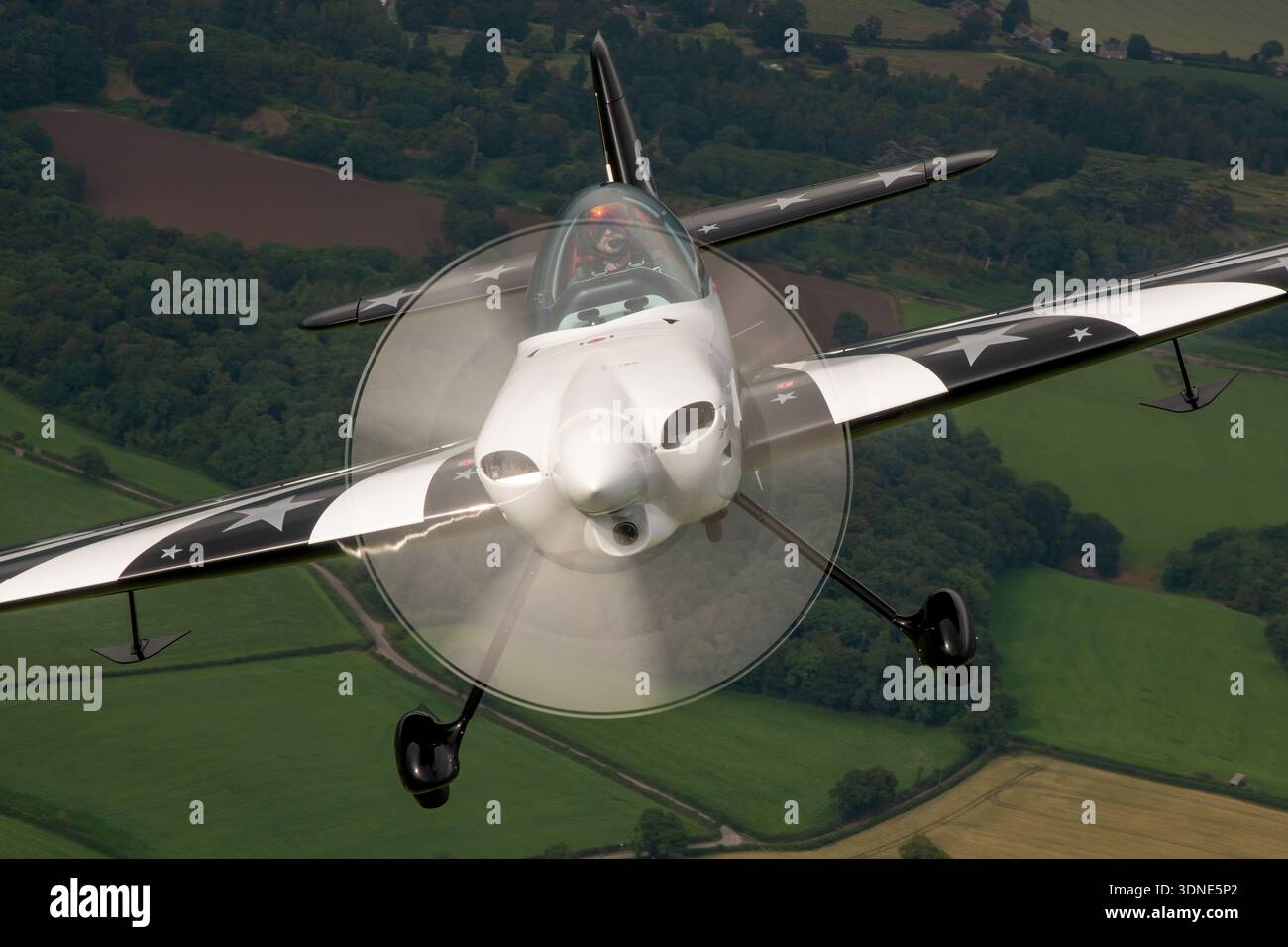 Direkte Luft-Luft-Ansicht eines XtremeAir XA42, der über Sleap, Shropshire, fliegt. Die XA42 ist ein in Deutschland gebautes einsitziges Kunstflugzeug für Hochleistungsmanöver. Er wird von einem horizontal gegenüberliegenden Lycoming AEIO-540-Sechszylinder-Motor angetrieben, der einen Propeller mit konstanter Drehzahl antreibt. Die genaue Pilotansicht zeigt das Layout der Haube, die Rumpfnase, die Propellernabe, die Flügelausrichtung und das aerodynamische Gesamtprofil während des kontrollierten Geradeausflugs und des Ebenen Fluges. Stockfoto