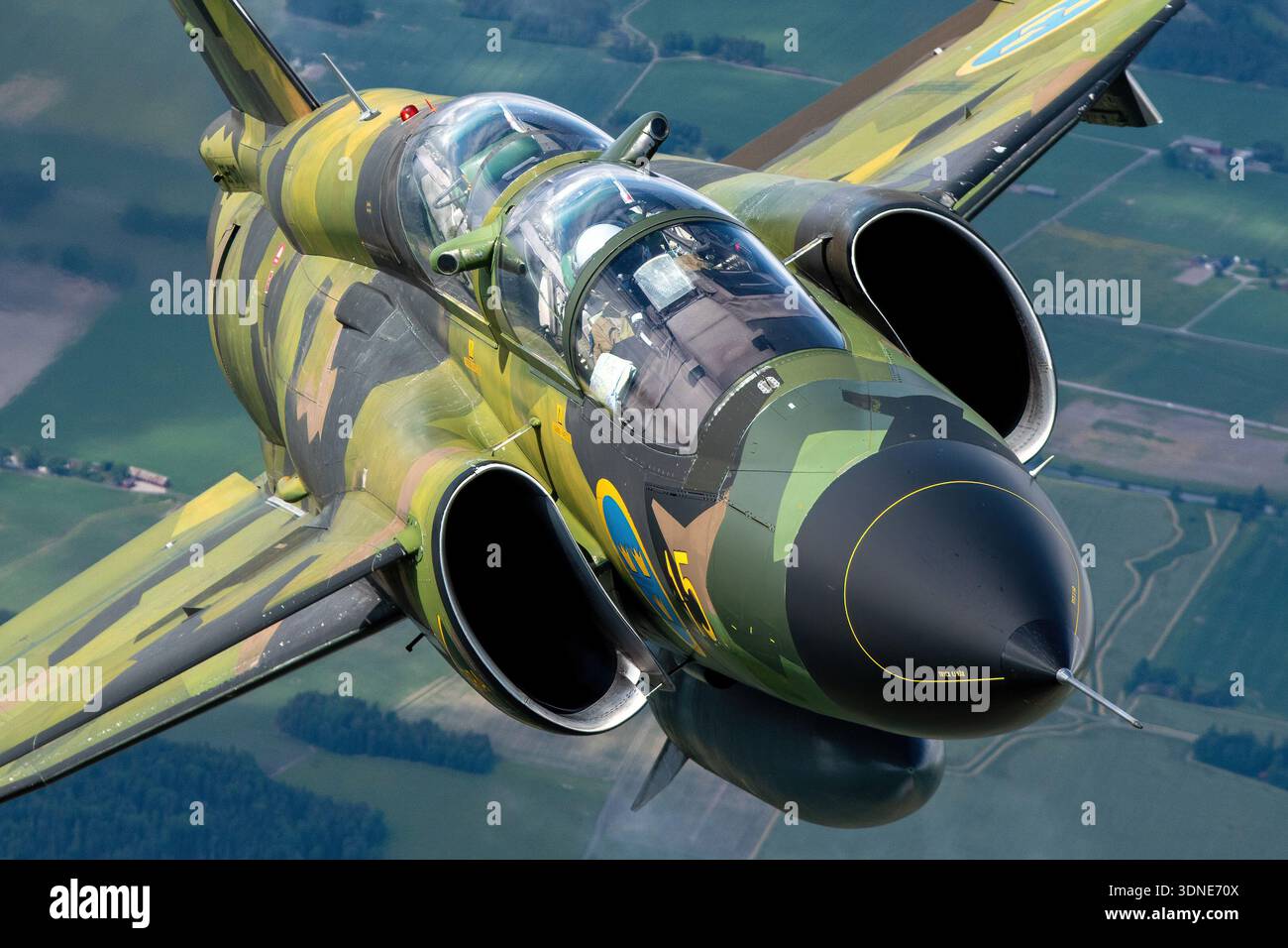 Diese Bildunterschrift aus Swedish Classic Jets 2024 zeigt eine schwedische Luftwaffe Saab Sk37E Viggen, Kennzeichen SE‑DXO, Seriennummer 37809 und Militärcode 15‑61 in einer Nahaufnahme. Der markante Delta-Flügel, die Kanardvorflugzeuge, der einzelne Volvo RM8B Turbofan-Einlass und die nationalen Markierungen sind klar und veranschaulichen einen Überschallschlag und eine Kampfflugzeugzelle im dynamischen Flug. Stockfoto