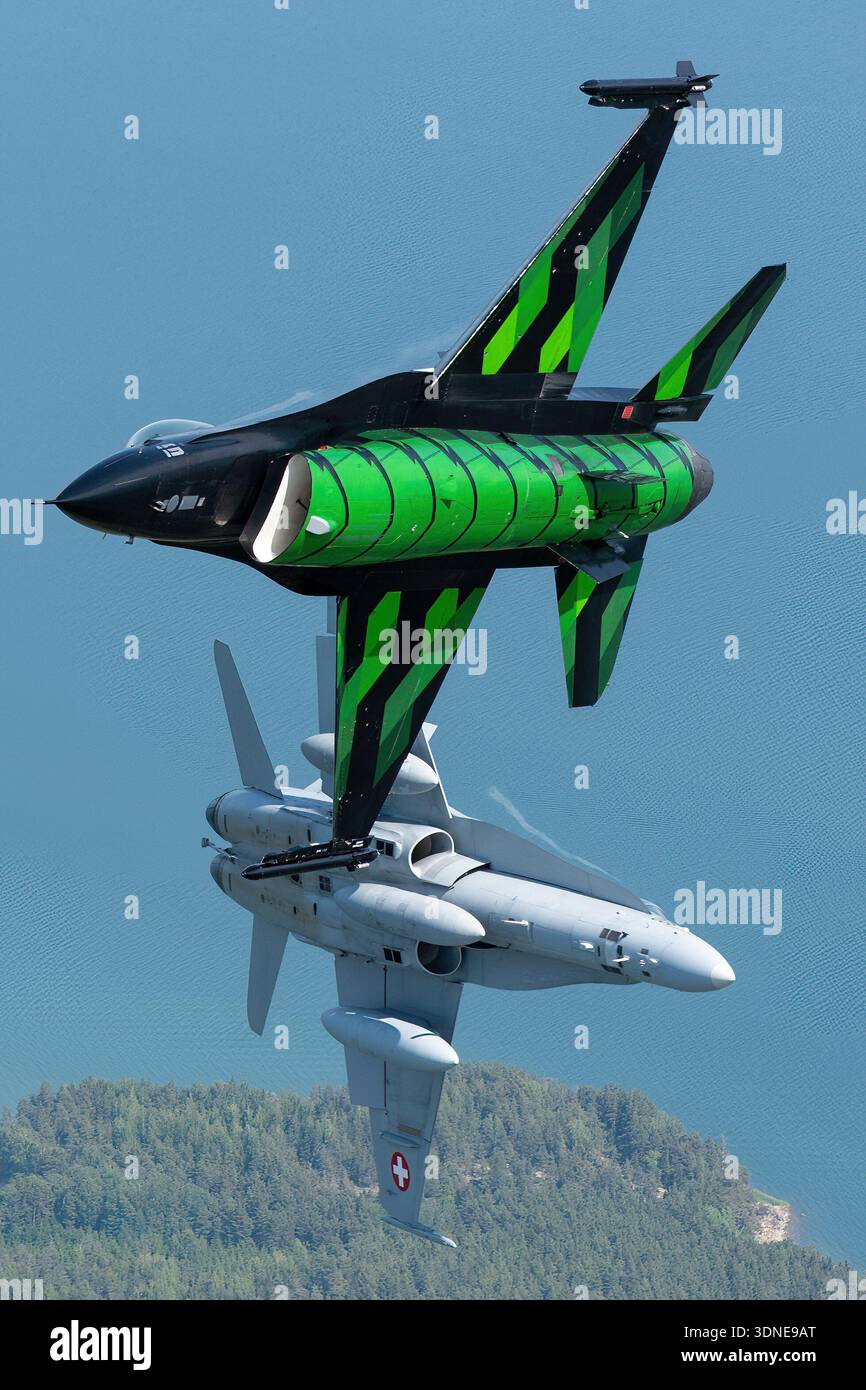 Die belgische Luftwaffe F-16AM „Dream Viper“ (FA-87, 6H-87) und die Schweizer F/A-18C Hornet (J-5008, 1336/SFC008) führen Solo- und Formationsflugzeuge mit Bank- und Unterseitenmanövern während der Turku Airshow 2023 in Finnland durch. Der F-16AM wird von einem einzelnen Pratt & Whitney F100-PW-220 Turbofan angetrieben, und der F/A-18C verwendet zwei General Electric F404-GE-402-Motoren. Das Flugzeug zeigt Lackierung, Heckkunst, Flügeldesign, Rumpf, Cockpit, und aerodynamische Leistung während des Luft-Luft-Fluges. Stockfoto