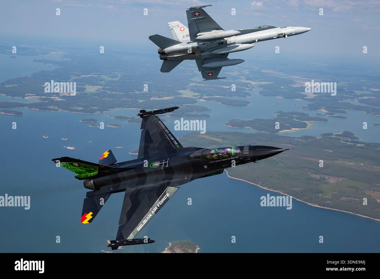 Die belgische F-16AM FA-87, Serie 6H-87, und die Schweizer F/A-18C Hornet J-5008, Serie 1336/SFC008, führen auf der Turku Airshow 2023 Kunstflugzeuge durch. Der F-16AM verfügt über einen Turbolüftermotor F100-PW-220, eine Luftblase und eine Fly-by-Wire-Steuerung, während der F/A-18C mit Motoren F404-GE-402, modernsten Erweiterungen und Multifunktionsfähigkeit ausgestattet ist. Air-to-Air-, Bank- und Unterseitenansichten heben Präzision, Agilität und Displaymanöver mit individueller Lackierung und Heck-Kunst hervor. Stockfoto