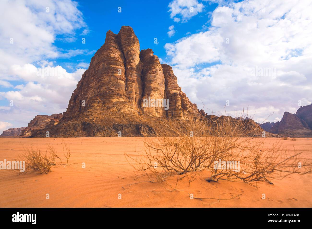 Naher Osten, Jordanien, Wadi Rum Wüste. Rock, die sieben Säulen der Weisheit Stockfoto