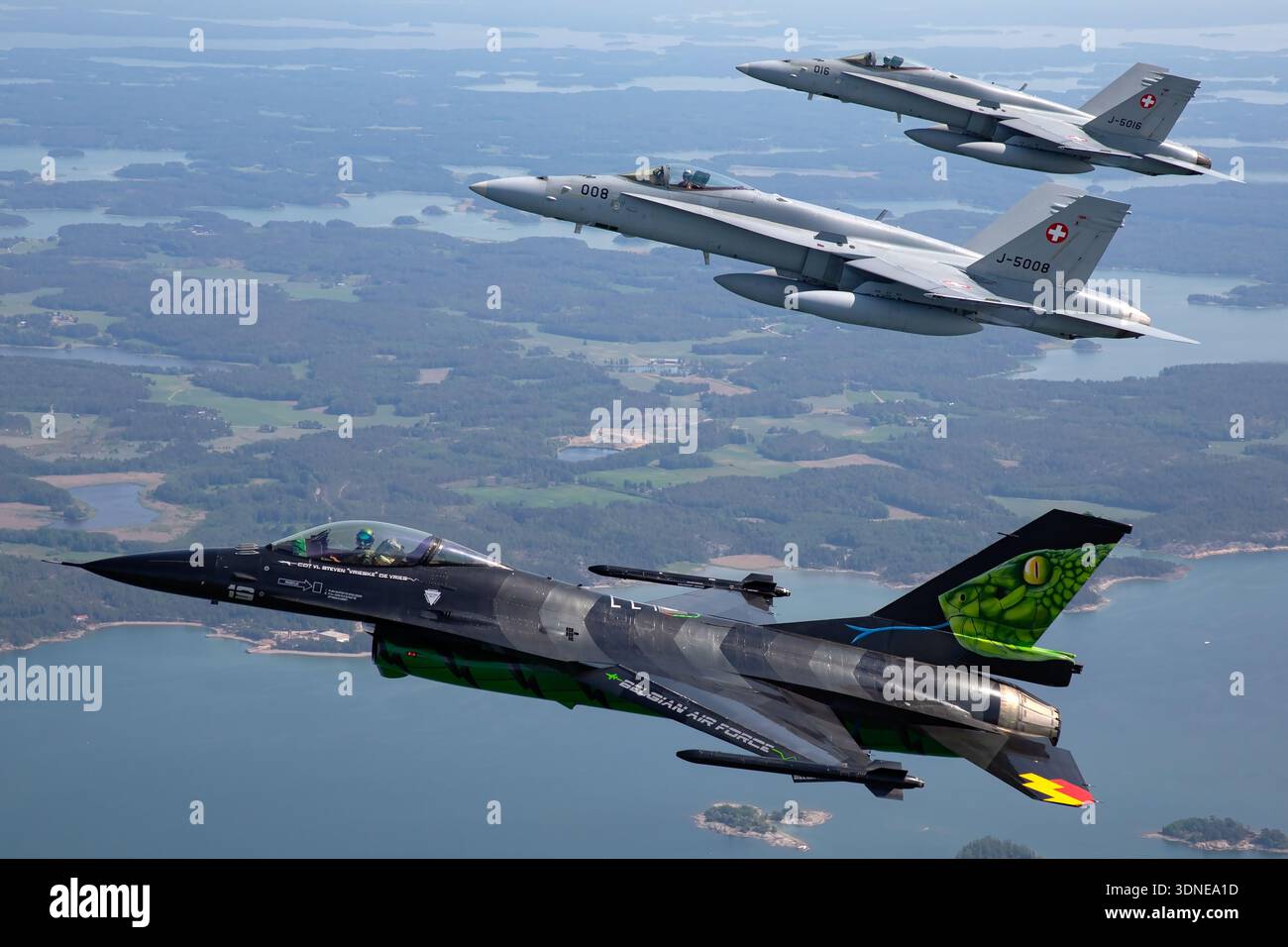 Belgische F-16AM 'Dream Viper', Reg. FA-87, Seriennummer 6H-87 und Swiss F/A-18C Hornissen, Reg. J-5008 und J-5016 führen Kunstflugzeuge auf der Turku Airshow 2023 durch. Flugzeuge verfügen über eine niedrige Flügelkonfiguration, Luftblase, Multifunktionsfähigkeit, individuelle Lackierung, Heckkunst, Rumpf, Steuerflächen, Flügelspitzen-Manövrieren und fortschrittliche Avionik. Air-to-Air-Display zeigt die Präzision des Fluges und die öffentliche Demonstration taktischer Mehrzweckkämpfer. Stockfoto