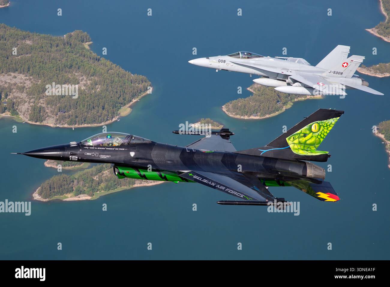 Die belgische F-16AM FA-87, Serie 6H-87, und die Schweizer F/A-18C Hornets J-5008 und J-5016, Serien 1336/SFC008 und 1363/SFC016, führen Kunstflugzeuge auf der Flugschau Turku 2023 durch. F-16AM mit F100-PW-220 und F/A-18C mit F404-GE-402 Motoren. Air-to-Air-Perspektiven und Nahaufnahmen der Piloten zeigen Agilität, Präzision und Multifunktionsfähigkeit mit individueller Lackierung und Heckgrafik. Stockfoto