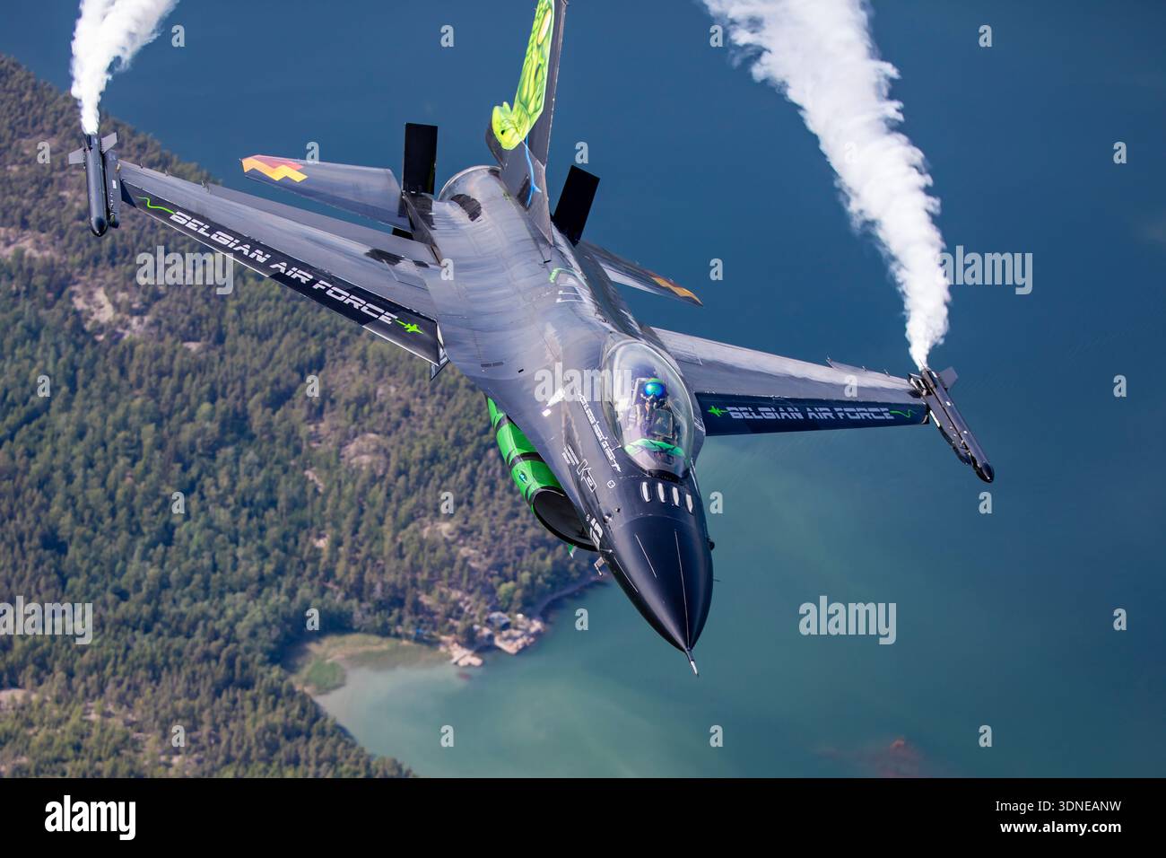Die belgische Luftwaffe General Dynamics F-16AM Fighting Falcon FA-87 wird während einer Solo-Kunstflugroutine auf der Turku Airshow in Finnland 2023 gezeigt. Das Flugzeug wird von einem Pratt & Whitney F100 Turbofan-Motor angetrieben und verfügt über die spezielle Lackierung von Dream Viper. Rauch aus dem Anzeigesystem hebt das Manöver hervor. Die Nahansicht zeigt das Cockpit und den Piloten während eines offiziellen militärischen Demonstrationsflugs. Stockfoto
