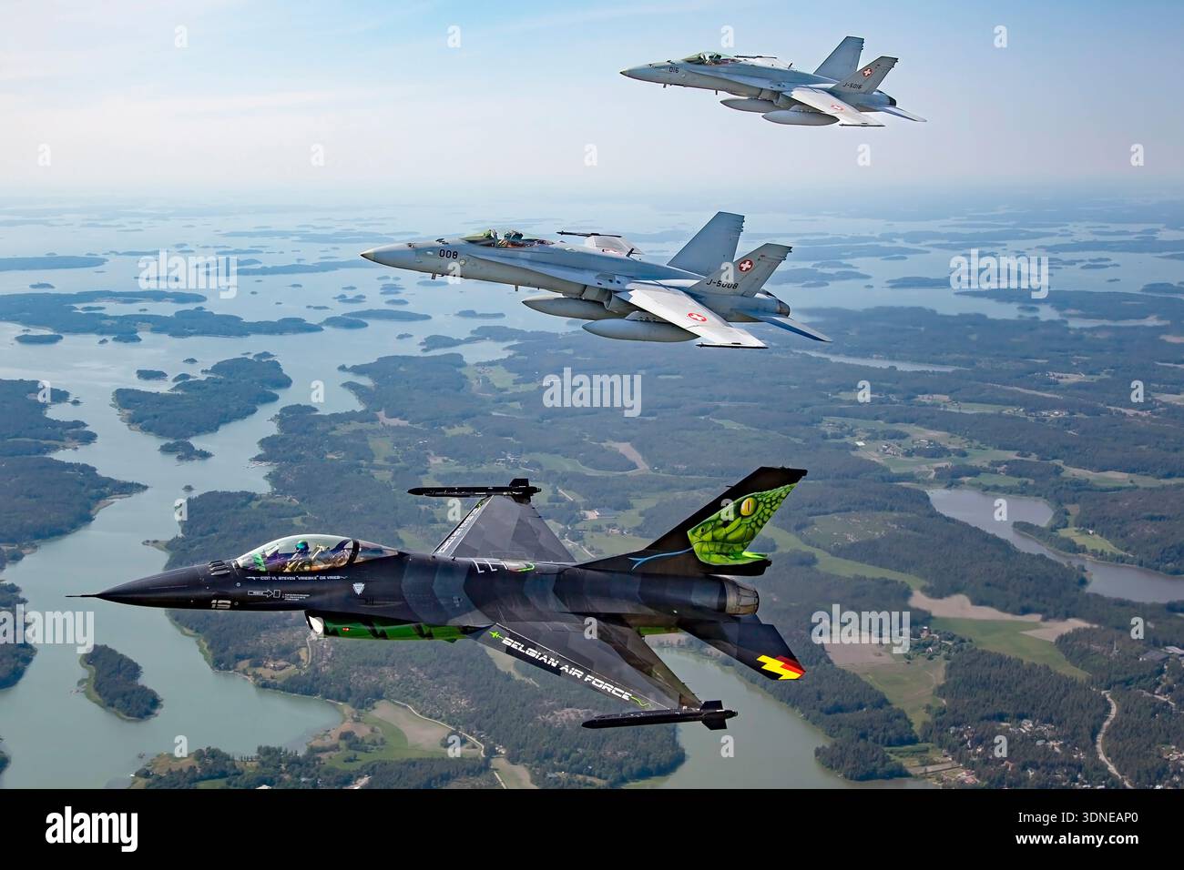 Die belgischen F-16AM-Kämpfe gegen Falcon FA-87 und die Schweizer F/A-18C Hornets J-5008 und J-5016 werden auf der Flugschau Turku in Finnland 2023 gezeigt. Beide Flugzeuge führen Präzisionsflugzeuge auf Solo- und Formationsflügen mit unverwechselbarer Heckkunst und individueller Farbe aus. Die F-16AM verfügt über einen Pratt & Whitney F100-PW-220 Turbofan mit Nachbrenner, und die F/A-18C Hornets haben zwei General Electric F404-GE-402-Motoren. Nahaufnahmen und Luft-Luft-Perspektiven zeigen Cockpit- und Manövrierdetails. Stockfoto