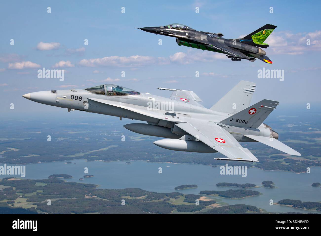 Die belgische F-16AM FA-87 und die Schweizer F/A-18C Hornet J-5008 führen Kunstflugmanöver auf der Turku Airshow 2023 durch. Beide Flugzeuge haben spezielle Lackierungen und Heckmarkierungen. Die F-16AM verfügt über einen Pratt & Whitney F100-PW-220 Turbofan, während die F/A-18C Hornet zwei General Electric F404-GE-402-Motoren hat. Die Bilder umfassen eine Nahaufnahme des Cockpits und der Luft-Luft-Ansicht, die Formationsflüge und Einzelflüge sowie die Manövrierfähigkeit und Leistungsfähigkeit des Flugzeugs zeigt. Stockfoto