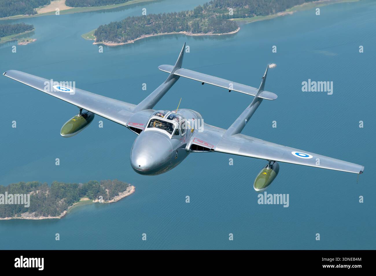 De Havilland D.H. 115 Vampire T55 LN-DHZ, seriell 990, finnische Luftwaffe, wird auf der Turku Airshow 2023 in Nahaufnahme gezeigt. Dieser einmotorige Düsenjäger verfügt über ein zweiteiliges Heck, gerade Flügel und einen Naseneinlass. Das Bild betont das Cockpit-Layout, den Rumpf, das Heck und die Flügelstruktur und zeigt die Manövrierbarkeit, Kunstflugfähigkeit und Piloteninstrumentierung bei einem Demonstrationsflug. Stockfoto