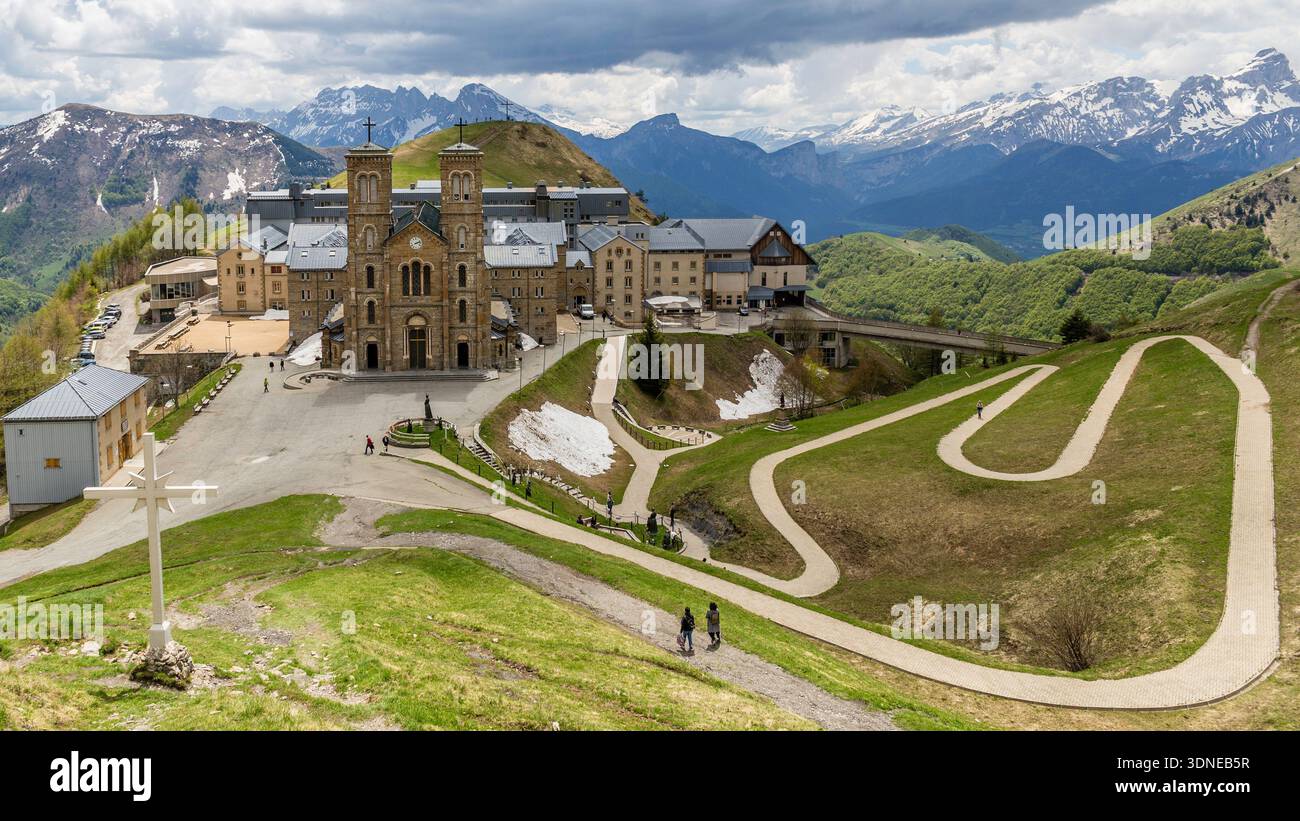 Ein malerischer Blick auf ein historisches Schutzgebiet in den Bergen, das sowohl architektonische Schönheit als auch natürliche Pracht einfängt. Stockfoto