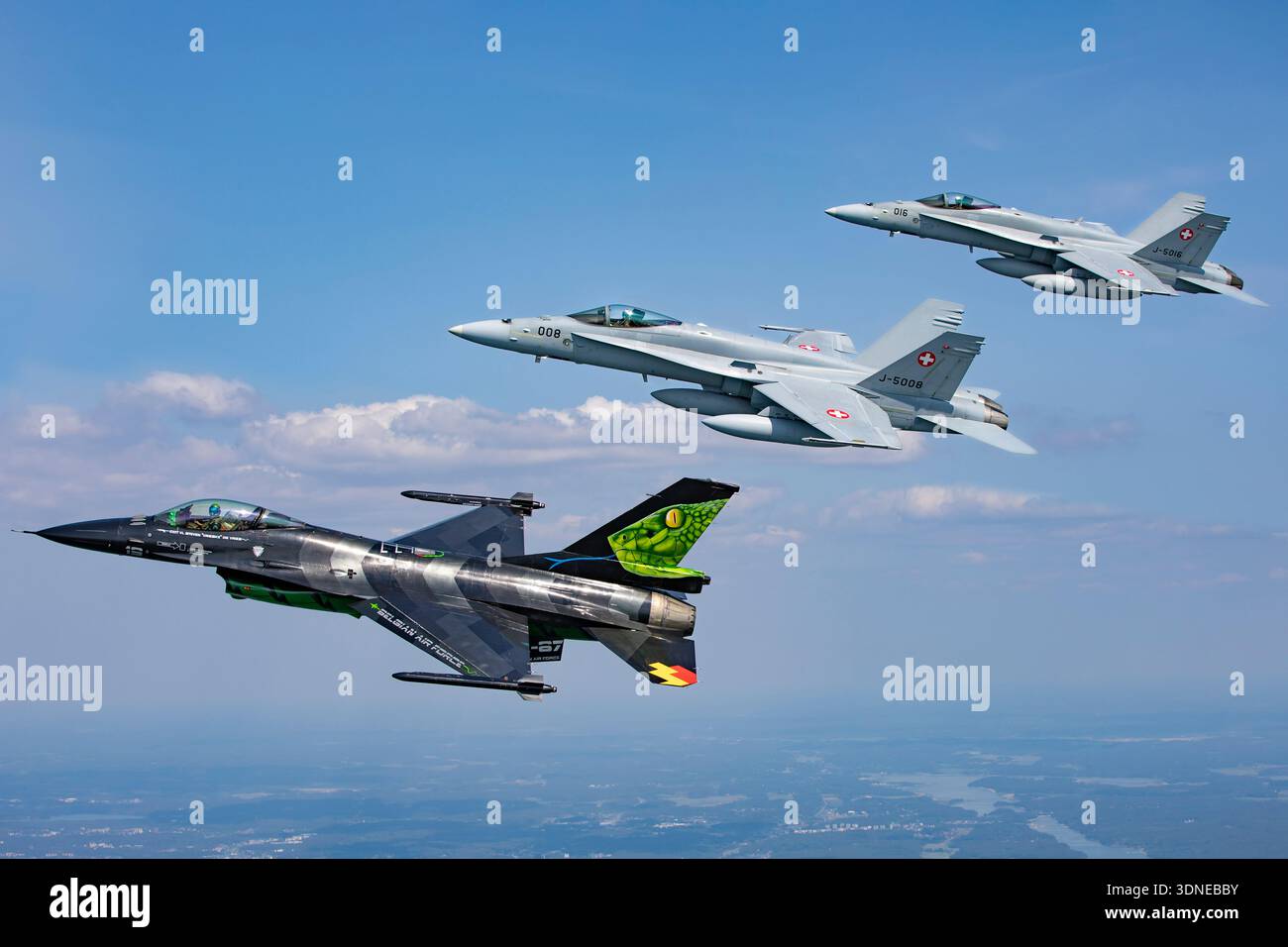 Auf der Flugschau Turku 2023 führten die belgischen Luftwaffe F-16AM FA-87 und die Schweizer F/A-18C Hornets J-5008 und J-5016 dynamische Kunstflugausstellungen durch. Die Jets sind mit einzigartiger Heckgrafik und individueller Farbe ausgestattet. Die F-16AM verfügt über einen Pratt & Whitney F100-PW-220 Turbofan, während die F/A-18C Hornets zwei General Electric F404-GE-402-Motoren verwenden. Fotos zeigen Formation und Alleinflug, Nahaufnahmen im Cockpit und Luft-Luft-Winkel, die die Luftleistung einfangen. Stockfoto