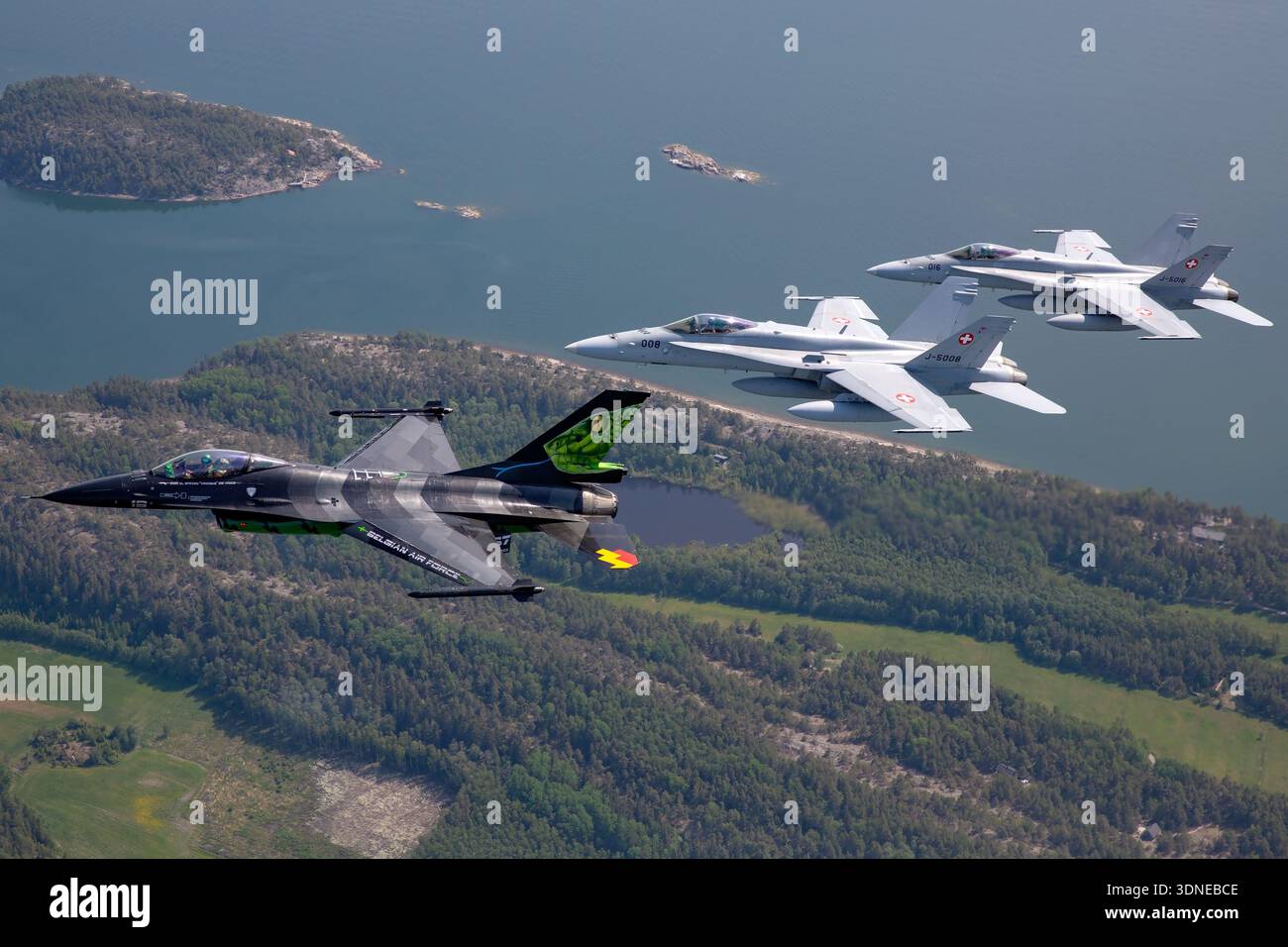 Belgische Luftwaffe F-16AM Fighting Falcon 'Dream Viper', Reg. FA-87, Seriennummer 6H-87 und Swiss F/A-18C Hornissen, Reg. J-5008 und J-5016, Seriennummern 1336/SFC008 und 1363/SFC016, führen Formationsflugzeuge auf der Turku Airshow 2023 in Finnland durch. Flugzeuge verfügen über eine niedrige Flügelkonfiguration, Luftblase, Multifunktionsfähigkeit, individuelle Lackierung, Heckkunst, fortschrittliche Avionik, Steuerflächen, Rumpf und Flügelspitzen. Air-to-Air-Display betont präzise Flugleistung und öffentliche Demonstration. Stockfoto