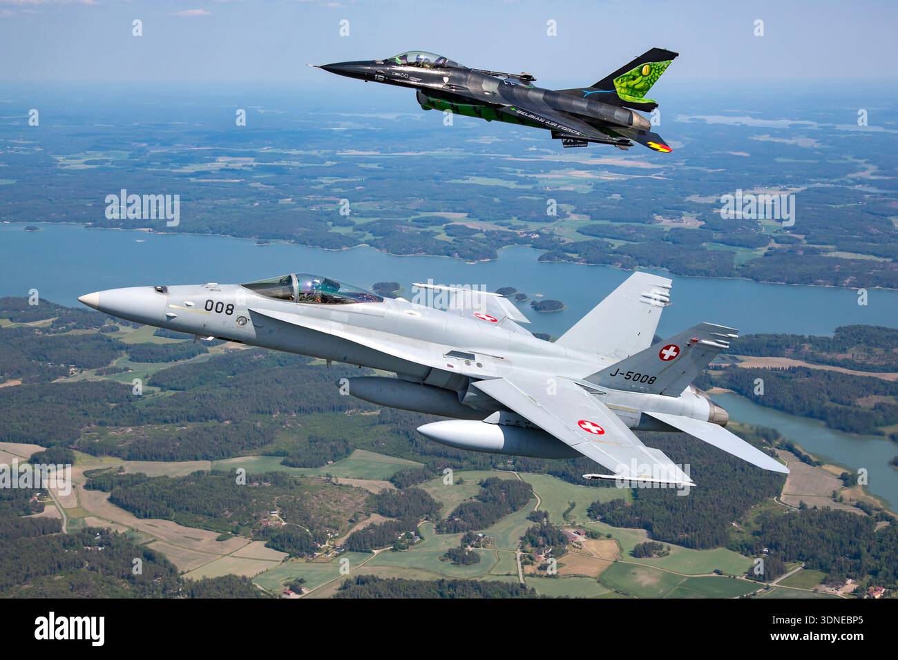 Die belgische F-16AM FA-87 und die Schweizer F/A-18C Hornet J-5008 werden auf der Turku Airshow 2023 gezeigt und führen Präzisionsflugzeuge auf Solo- und Formationsflügen durch. Flugzeuge zeigen kundenspezifische Farben und Heckbilder. Die F-16AM arbeitet mit einem Pratt & Whitney F100-PW-220 Turbofan und die F/A-18C Hornet arbeitet mit zwei General Electric F404-GE-402-Motoren. Nahaufnahmen von Piloten und Luft-Luft-Winkel veranschaulichen Flugmanöver und -Leistung. Stockfoto