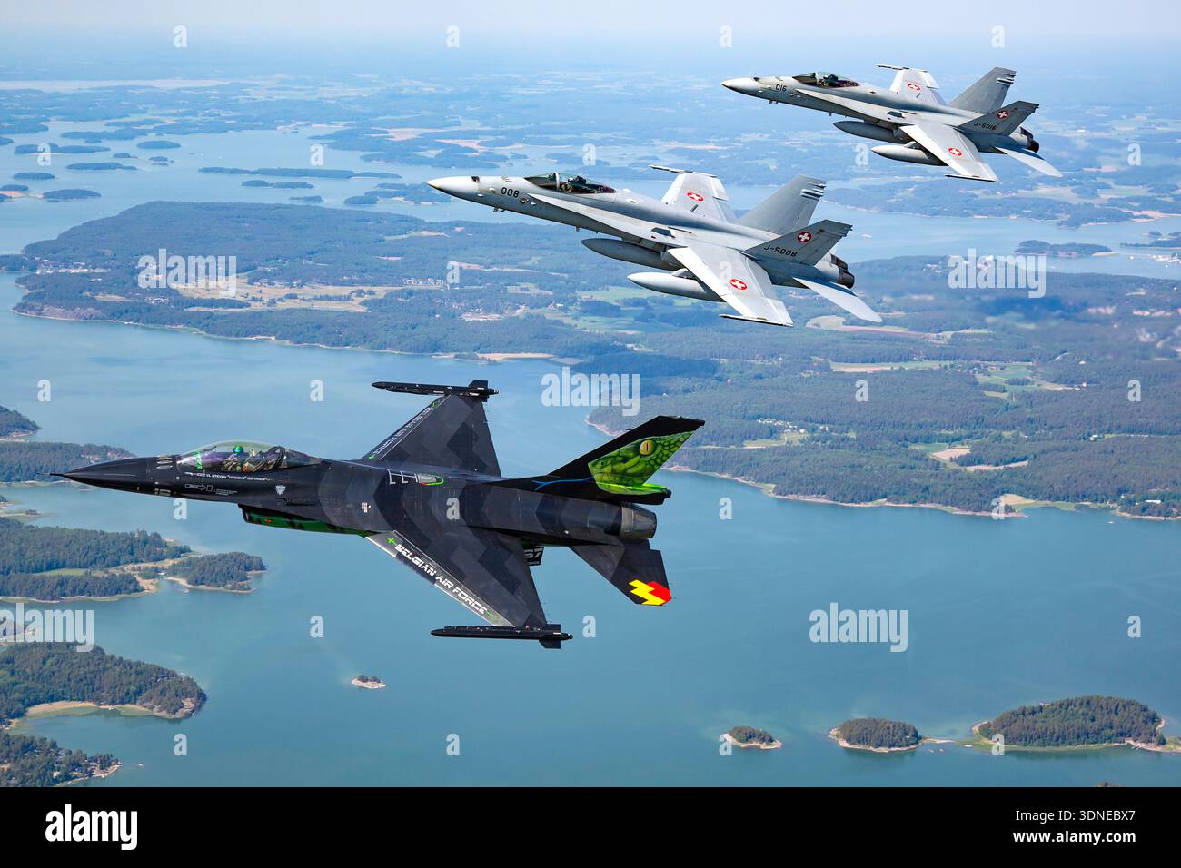 Dieses Bild zeigt die belgische Luftwaffe F-16AM, die den Falcon FA-87, Serie 6H-87, sowie die F/A-18C Hornets J-5008 und J-5016 auf der Flugschau Turku, Finnland 2023, angreift. Beide Flugzeuge verfügen über maßgeschneiderte Lackierungen und Tail Art, die Solo- und Formationsflugzeuge durchführen. Die F-16AM wird von einem Pratt & Whitney F100-PW-220 Turbofan angetrieben, während die F/A-18C Hornets zwei General Electric F404-GE-402-Motoren haben. Nahaufnahmen von Piloten und Luft-Luft-Manöver werden erfasst. Stockfoto