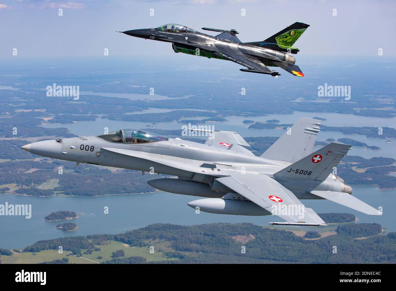 Die belgische F-16AM FA-87 und die Schweizer F/A-18C Hornet J-5008 werden auf der Turku Airshow 2023 gezeigt, die Kunstflugzeuge in Formationen und Einzelflügen durchführen. Beide Flugzeuge verfügen über individuelle Lackierungen und Tail-Art. Der F-16AM wird von Pratt & Whitney F100-PW-220 Turbofan angetrieben, während F/A-18C Hornet zwei General Electric F404-GE-402-Motoren verwendet. Nahaufnahme- und Luft-Luft-Winkel zeigen Cockpit-Details, Manövrieren und Präzisionsfliegen moderner Militärjets. Stockfoto