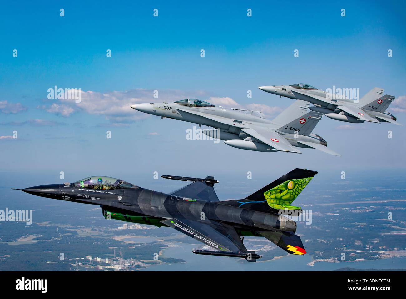 Die belgischen F-16AM FA-87 und die Schweizer F/A-18C Hornets J-5008 und J-5016 werden auf der Turku Airshow 2023 gezeigt. Die Flugzeuge haben maßgeschneiderte Lackierungen und Tail-Art, die in Formation und Solo fliegen. Die F-16AM verfügt über einen Pratt & Whitney F100-PW-220 Turbofan, während die F/A-18C Hornets zwei General Electric F404-GE-402-Motoren haben. Aus der Nähe des Cockpits und der Luft-Luft-Ansicht zeigen Manövrieren, Präzisionsfliegen und Flugleistung. Stockfoto