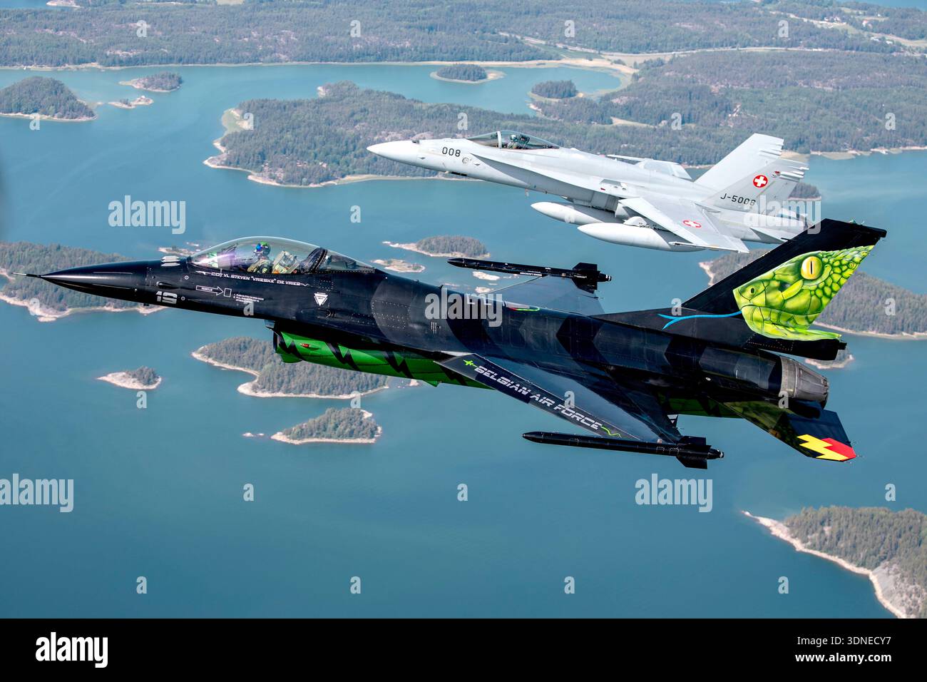 Die belgische Luftwaffe F-16AM, die Falcon FA-87 und die Schweizer Luftwaffe F/A-18C Hornet J-5008 werden während eines Formationspasses auf der Flugschau Turku 2023 in Finnland gefangen genommen. Der einmotorige F-16AM verfügt über einen Pratt & Whitney F100 Turbofan und trägt die Dream Viper Displaymarkierungen mit Rauch. Der zweimotorige F/A-18C Hornet wird von General Electric F404 Turboventilatoren angetrieben. Das Bild dokumentiert eine präzise militärische Kunstflugdemonstration. Stockfoto