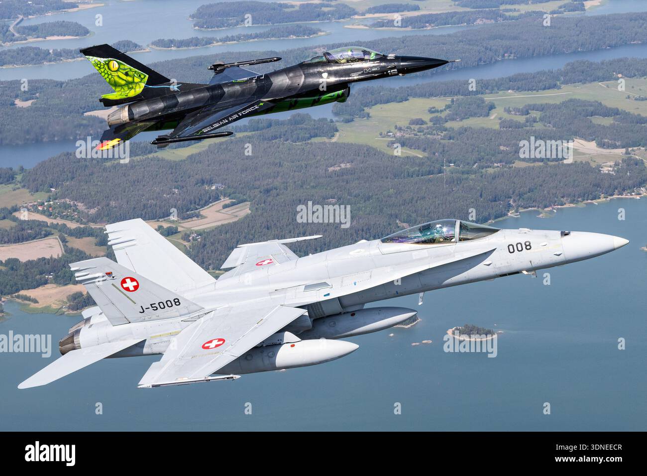 Belgische F-16AM Fighting Falcon 'Dream Viper', Reg. FA-87, Seriennummer 6H-87 und Swiss F/A-18C Hornet, Reg. J-5008, Seriennr. 1336/SFC008, Durchführung von Kunstflugzeugen auf der Turku Airshow 2023 in Finnland. Beide Flugzeuge verfügen über ein Tiefflügel-Design, Luftblase-Baldachin, Tail-Art, individuelle Lackierung, fortschrittliche Avionik, und manövrierbarer Rumpf. Nahaufnahmen von Piloten und Luft-Luft-Fotografien zeigen Bedienflächen, Flügelkonfiguration, Rumpf und Leistung während der öffentlichen Demonstration. Stockfoto