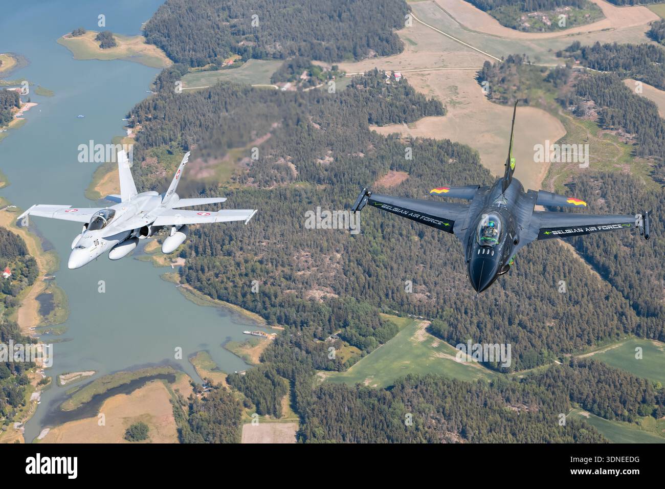 Die belgische Luftwaffe F-16AM kämpfte Falcon FA-87, Serie 6H-87, Dream Viper und die Schweizer Luftwaffe McDonnell Douglas F/A-18C Hornet J-5016, Serie 1363/SFC016, führen auf der Turku Airshow 2023 Kunstflug durch. Die F-16AM ist ein einmotoriger Überschall-Mehrzweckjäger mit F100-PW-220E Turbofan und die F/A-18C ist ein zweimotoriger Überschall-Mehrzweckjäger mit F404-GE-400 Turbofan-Motoren. Beide Flugzeuge zeigen individuelle Lackierung, Heckkunst, Rumpf, Flügel, Cockpit, und Manövrierbarkeit in der Luft-Luft-Ansicht von oben. Stockfoto